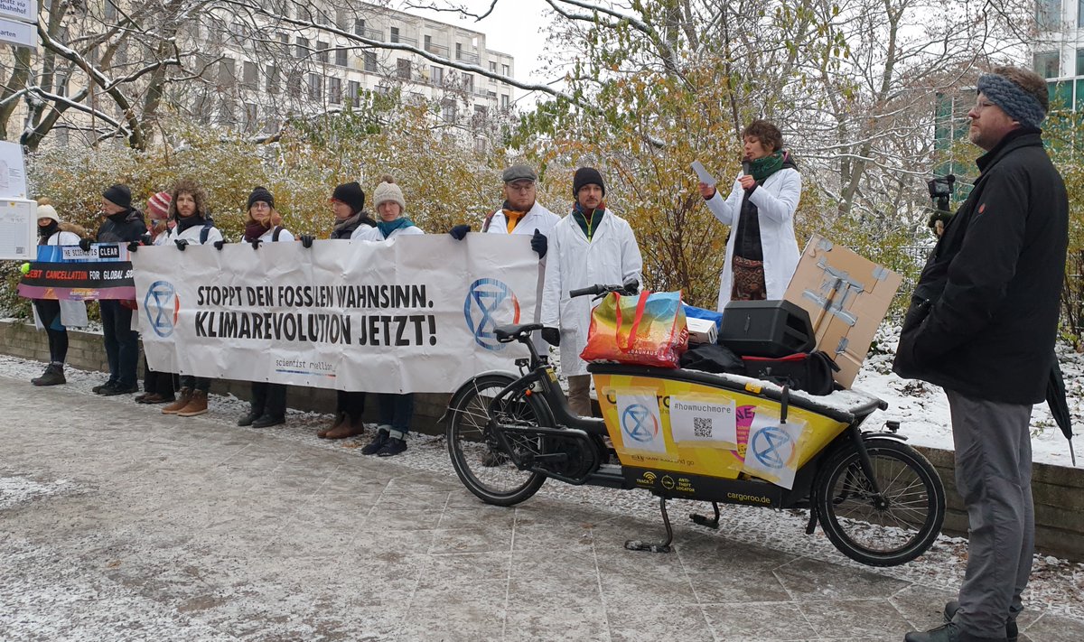 SciReb_Germany's tweet photo. 100 Scientists 🥼 marched and protested 📣 against #ClimateFailure. Again and again the government failed at delivering results and excelled at delaying the phase out of fossil fuel subsidies. (4/10) https://t.co/aNHCBKWKP8