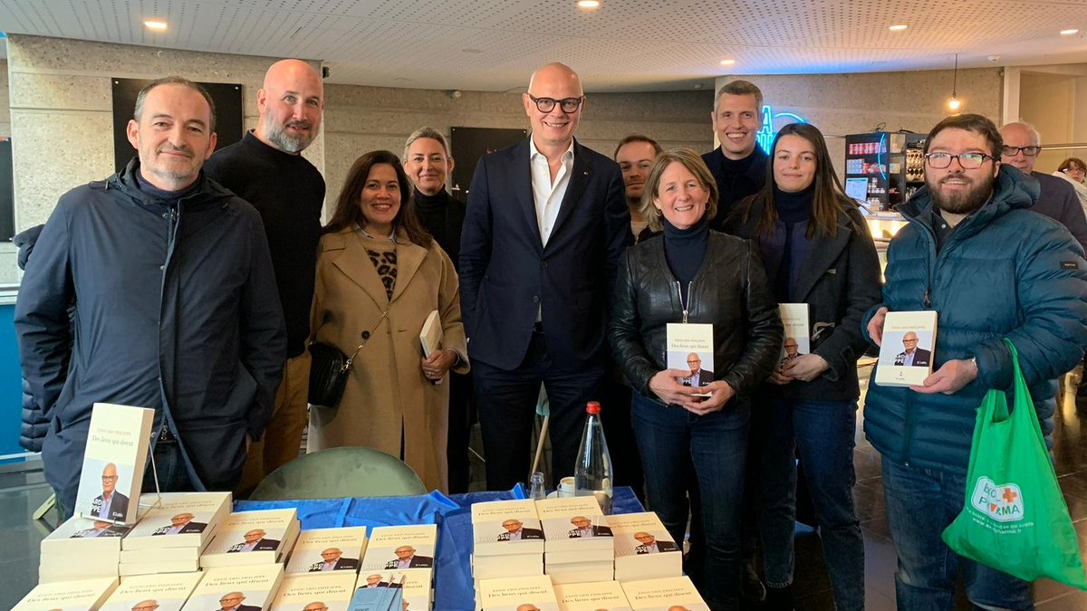 <a href="/EPhilippe_LH/">Edouard Philippe</a> était aujourd'hui en dédicace au festival Les 24 heures des mots à #Courbevoie
Horizons #Clichy participait à ce moment convivial avec nos amis de <a href="/horizons_hds/">Horizons 92</a>