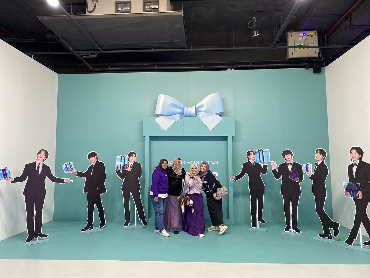 Syaliza_along's tweet photo. Borahae girls…xckup lagi ni 
@soorin_tan @phyerousze @ily_halim n adeq!!

Next kasi cukup!! 

@chenta_ekin @amysayra @kdaelfarmy  @Nisnazman___ 
#BverseMalaysia https://t.co/AX29ocDap1
