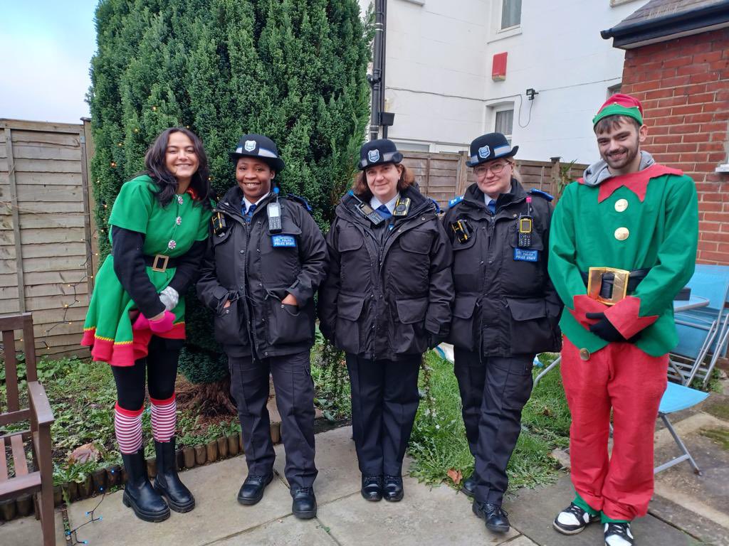 Coulsdon Town, #MPSKenley and #MPSOldCoulsdon Safer Neighbourhood Team attended the #CoulsdonsYuletide event and although it is extremely cold outside, the event is very busy.  We meet a couple of Elf’s to say hello too, and they confirmed that we had been good this year!!