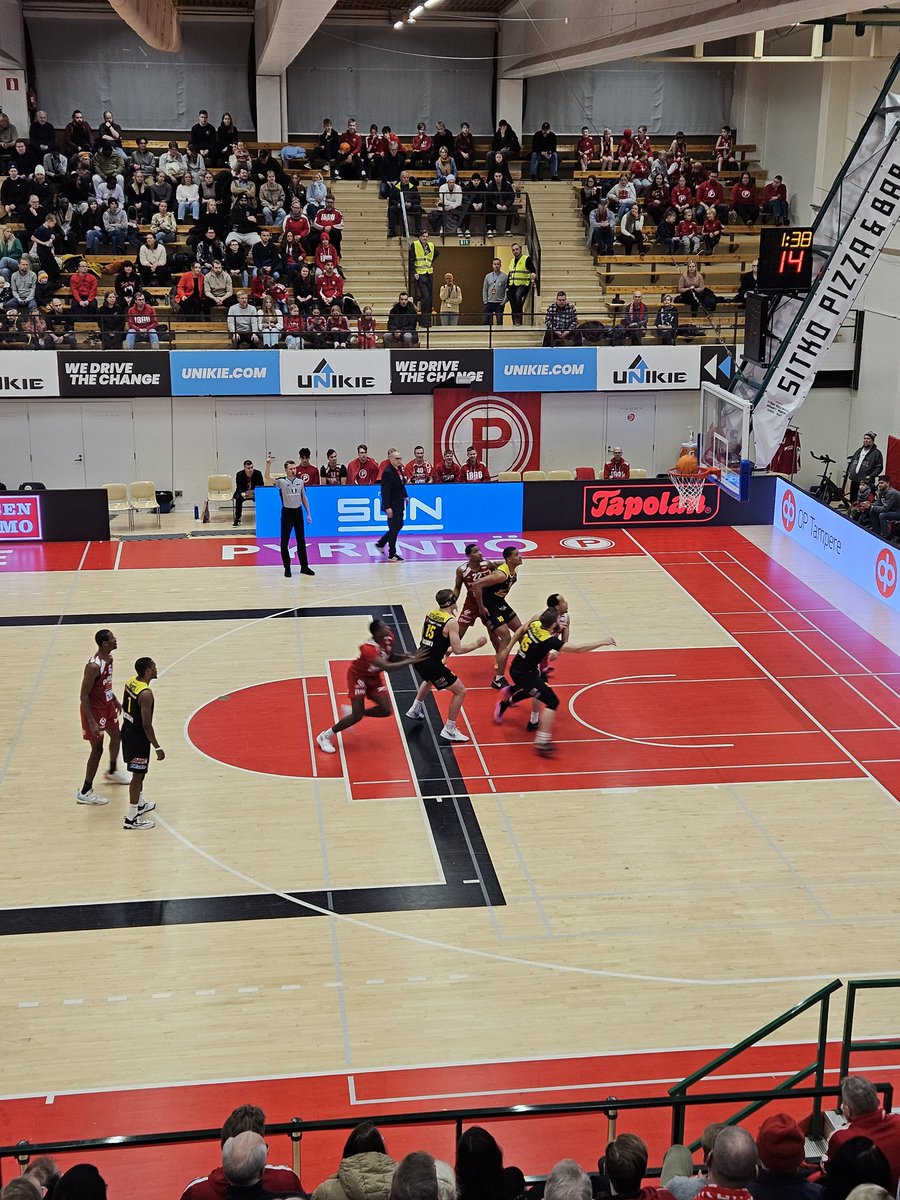 AkiraRopo's tweet photo. Bc Nokia näytti jo menevän menojaan, mutta @TrePyrinto kiri jo hyökkäys etäisyydelle 40-47 kohta mennään taas #paikallispeli #korisliiga #Pyynikki https://t.co/oW7BLEDzSZ