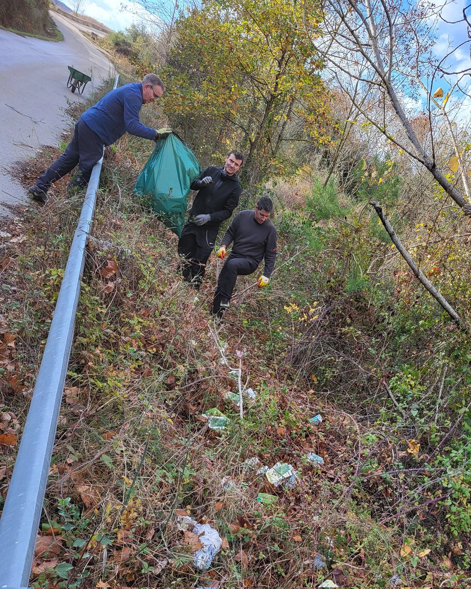 Recollida de brossa d'avui, pels voltants del barri de #CanRing de #Besalú. En 1.5h els voluntaris hem recollit 123Kg de brossa de tot tipus. Déu n'hi do el que hem arribat a trobar! Volem la natura sempre neta!! #ResidusZero @Aj_Besalu @residuscat @agentsruralscat @CCGarrotxa