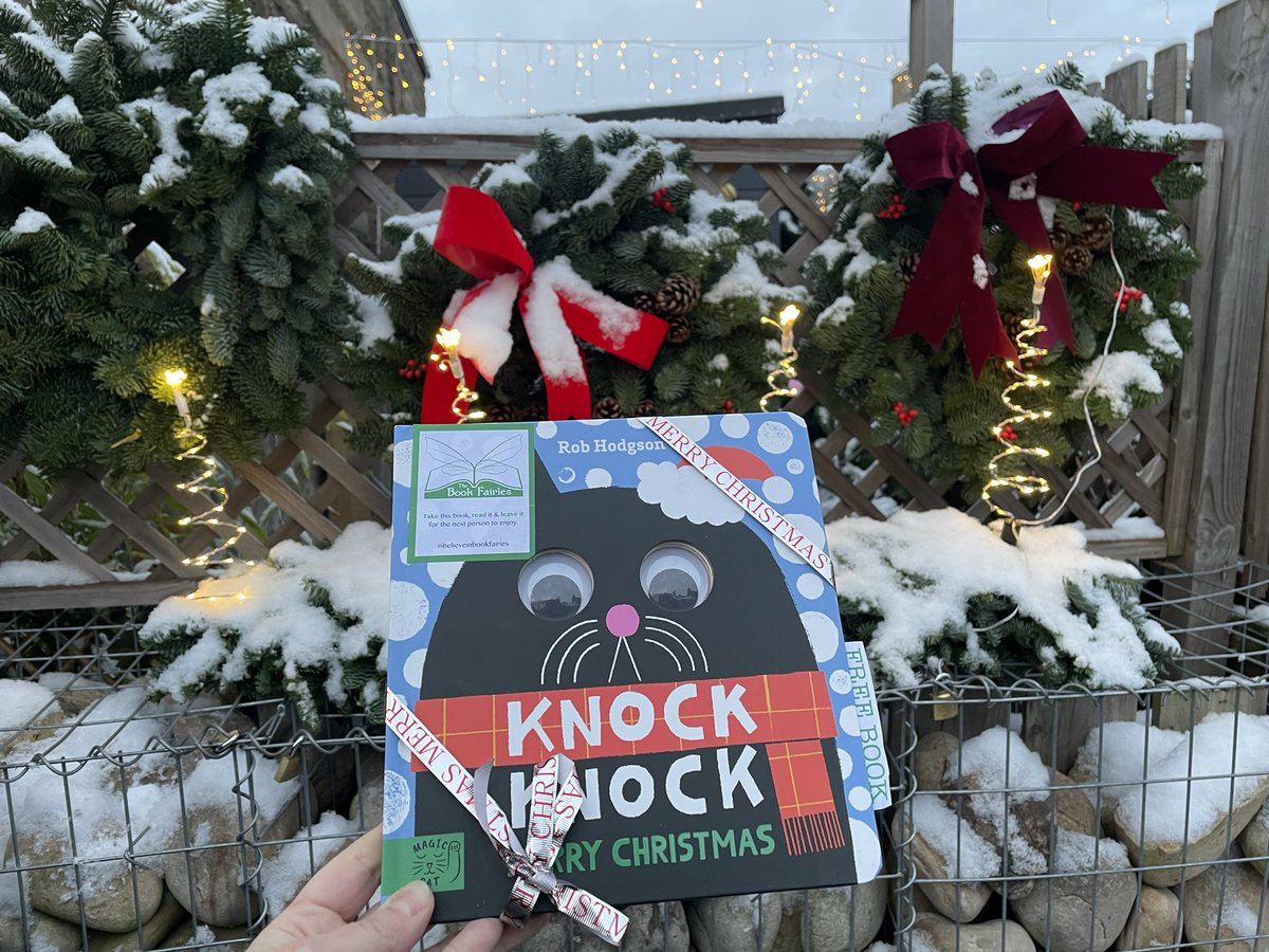 Jennife09761350's tweet photo. The Book Fairies are sharing copies of #KnockKnockMerryChristmas at festive locations around the UK! Who will be lucky enough to spot a pair of googly eyes peeking out at them? 👀 🎄 🎁

#ibelieveinbookfairies #TBFKnock #TBFMagicCat #merrychristmas #minibookfairies #BroughtyFerry https://t.co/rixcQswJKq