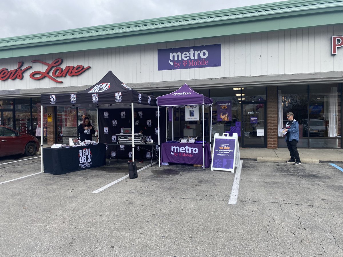 JohnJBakerIII's tweet photo. Come check out the new @MetroByTMobile!! Located @ 6042 E 82nd St, Castleton, In 46250. Live Music and treats until 2pm! @thayesnet @WinstonAwadzi https://t.co/CVKupQvjLI