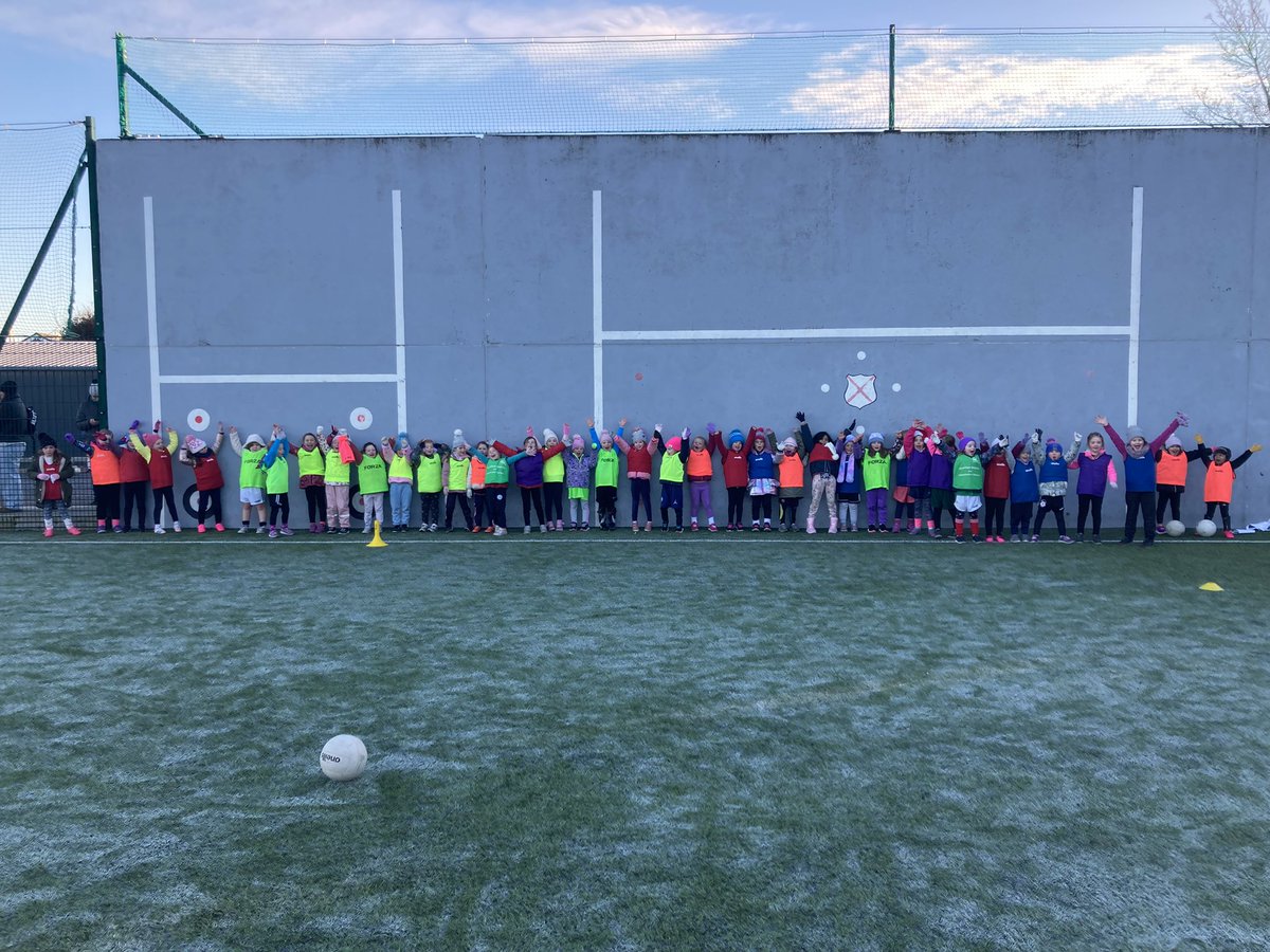 Over 100 happy boys and girls this morning finishing their first block of nursery GAA! Congratulations to all and a big thank you to all the coaches and parents within the group! Great to have senior player @RoisinForde99 down to present to the kids! 🏐🏑