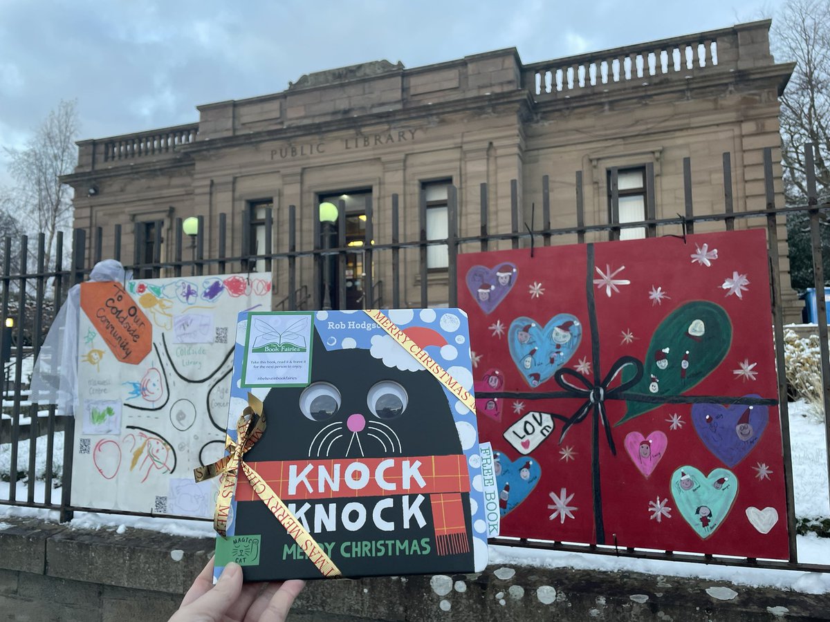 Jennife09761350's tweet photo. The Book Fairies are sharing copies of #KnockKnockMerryChristmas at festive locations around the UK! Who will be lucky enough to spot a pair of googly eyes peeking out at them? 👀 🎄 🎁

#ibelieveinbookfairies #TBFKnock #TBFMagicCat #merrychristmas #minibookfairies #BroughtyFerry https://t.co/iGb562Dqgo