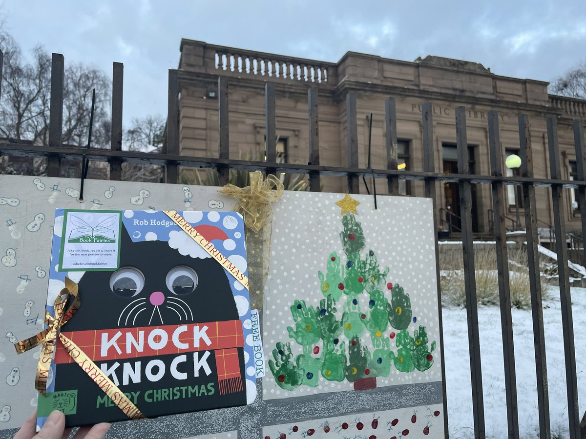 Jennife09761350's tweet photo. The Book Fairies are sharing copies of #KnockKnockMerryChristmas at festive locations around the UK! Who will be lucky enough to spot a pair of googly eyes peeking out at them? 👀 🎄 🎁

#ibelieveinbookfairies #TBFKnock #TBFMagicCat #merrychristmas #minibookfairies #BroughtyFerry https://t.co/iGb562Dqgo