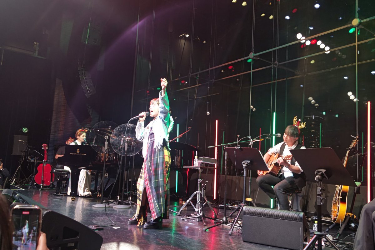 cosgymaster's tweet photo. 大先輩とBillboard Live Tour 2023 “miwa CLASSIC Ⅲ”へ。最前列！とワクワクしていたらなんとステージから話しかけられました。近すぎだし（笑）。スーパーライブ✨でした。
クリスマスソング中だけ撮影可だったのにうまく撮れず😓 https://t.co/EtQvpzBnrS