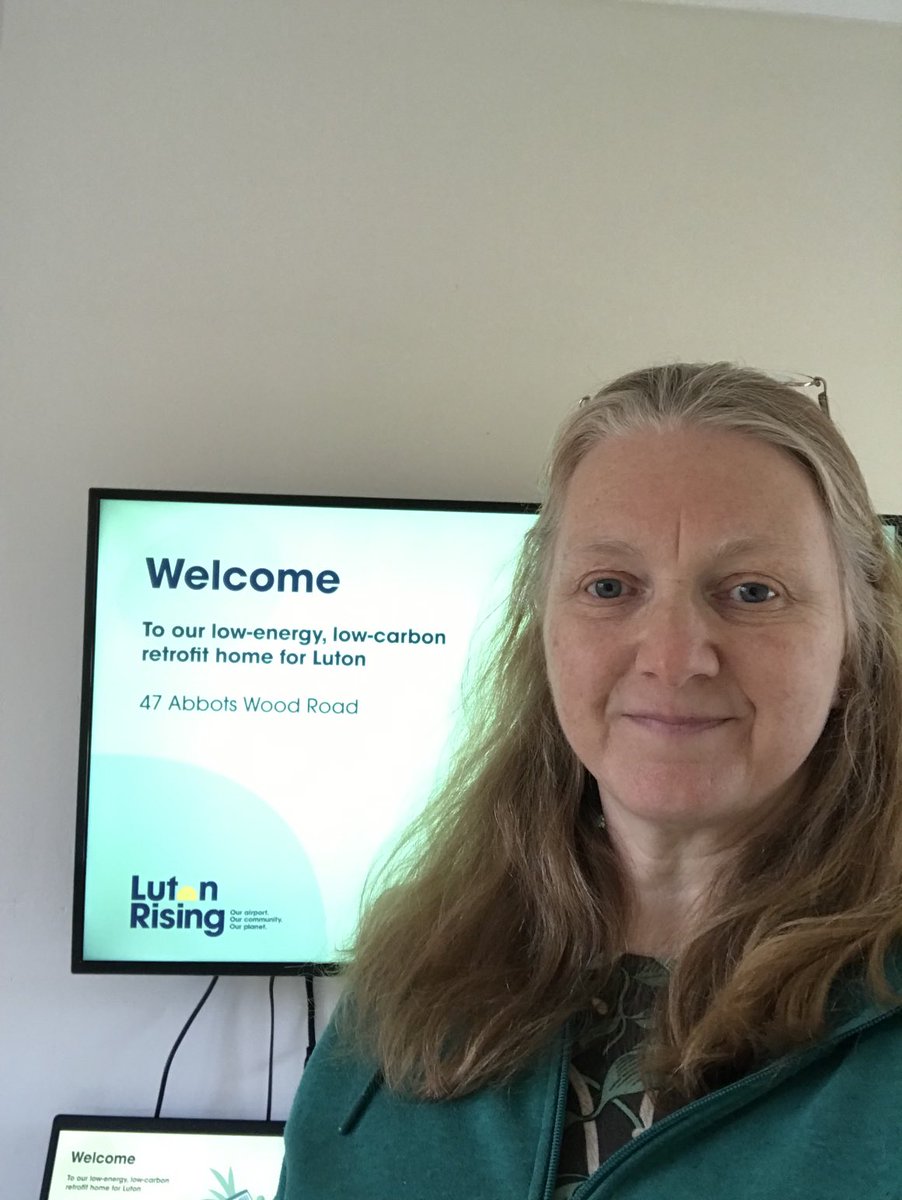 ClaireJAstbury's tweet photo. An enjoyable morning volunteering, welcoming visitors to our @lutoncouncil @lutonrising Retrofit Showhome. Some really interested and knowledgeable people through the door today! Only two more weeks to book at https://t.co/GdUEgmsQx9 https://t.co/jOSWJUZLu6