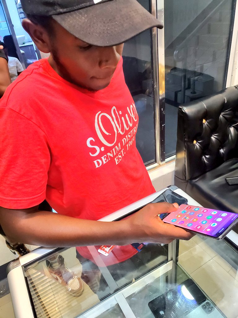 ApprovedJoe's tweet photo. @ApprovedJoe Flash Sale⚡️⚡️
Just sold Samsung S10  128GB 8GB 3400mAh battery capacity 
@de_Mohvi thank you for the purchase 
Come gift yourself or your loved ones this December 
Located at Biashara street Yala towers  shop G002 Swift Mobile Fix
0798550107 or 0723087319 https://t.co/E1ND9jxPCg