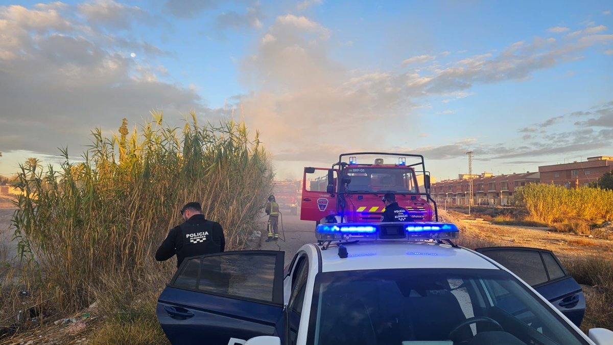 Ayer tarde #alguazaspolicia y Bomberos logran apagar un fuego provocado en el camino del Salitre.
Estábamos, estamos y estaremos siempre trabajando por la seguridad y el bienestar de nuestros vecin@s.
#alguazaspolicia =seguridad y bienestar.