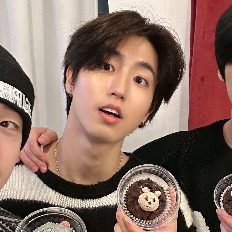 hanjicentral's tweet photo. barefaced jisung is sooo massively pretty https://t.co/y7qPLa2V4D