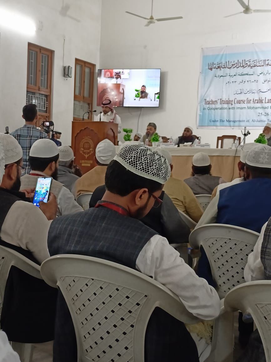 #أخبار_المعهد 
بدعم وتوجيه من معالي رئيس الجامعة أ.د. أحمد بن سالم العامري.
نفذ المعهد البرنامج التدريبي العلمي الأول في الجامعة السلفية بنارس، الهند، الذي نُفذ في الفترة ١٢-١٤/ ٥/ ١٤٤٥هـ.
وحاضر فيه الدكتور/ عبدالله الفوزان، عضو هيئة التدريس في قسم الإعداد اللغوي.
وتضمن البرنامج: