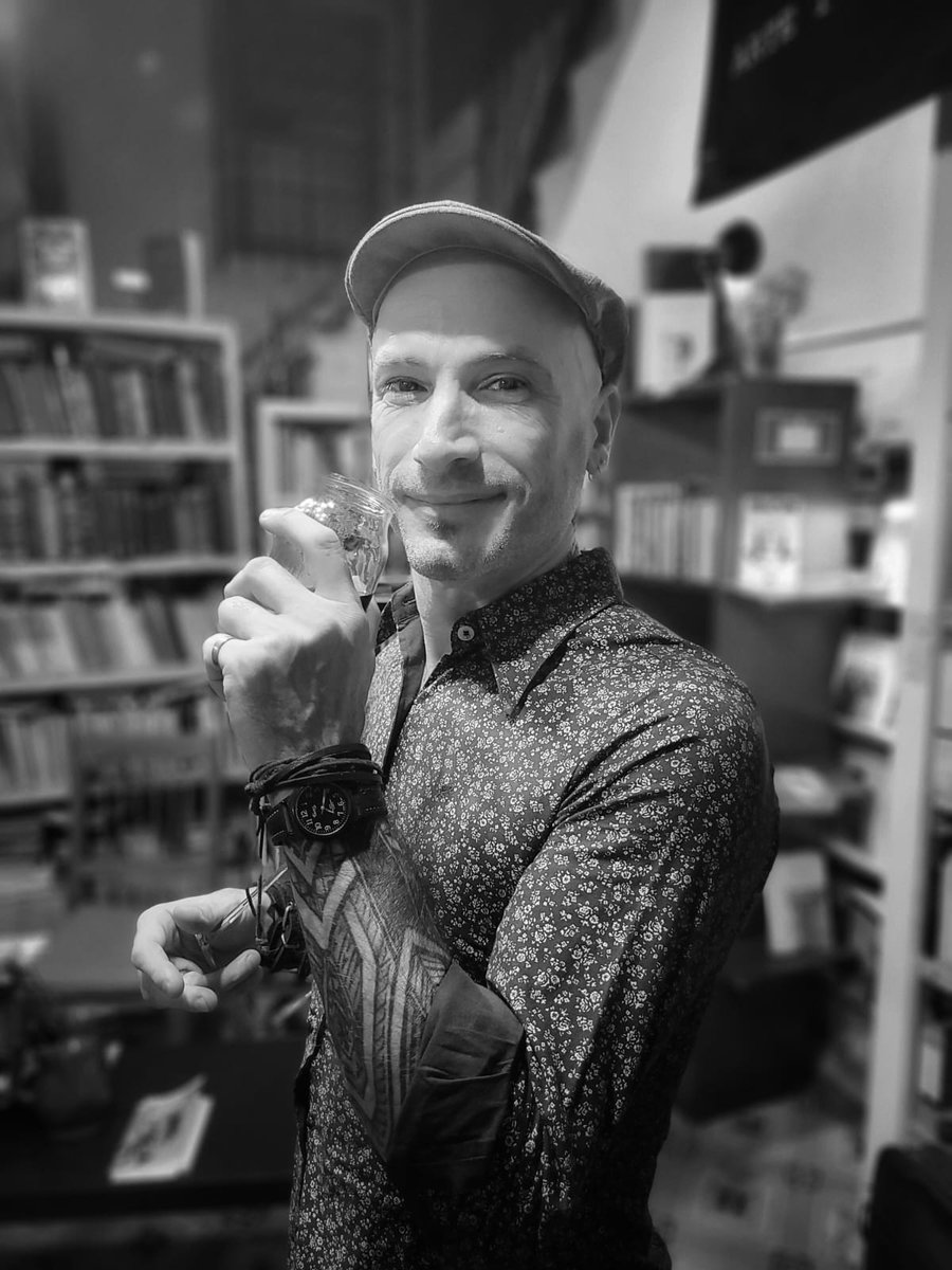 Crihersim's tweet photo. Una mirada pícara en un  instante fugaz, capturada por lel ojo perspicaz de mi amigo Guille. @guillermotorresbainotti en la
presentación del libro "Puto Mundo Para Dos" de la gran @michil0ve, en @lalibrearteylibros #santelmo #buenosaires #argentinasan #escritoresargentinos https://t.co/DyXZAWJXkK