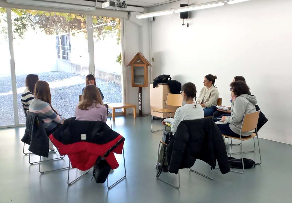 El primer dissabte de cada mes es reuneix el #Clubdelectura de Novel•la Jove a la Biblioteca 📚📚 avui han comentat 'Ciutats de fum"  de Joana Marcus