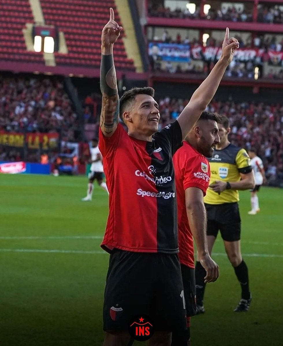 Es increíble lo de este tipo. Vino hace unos meses para jugar en Colón solamente porque le debía una al técnico, y termino siendo el único que entendió lo que se estaba jugando el club y el único en querer dejarlo en primera.

Y aún así hay gente que se digna a criticarlo...