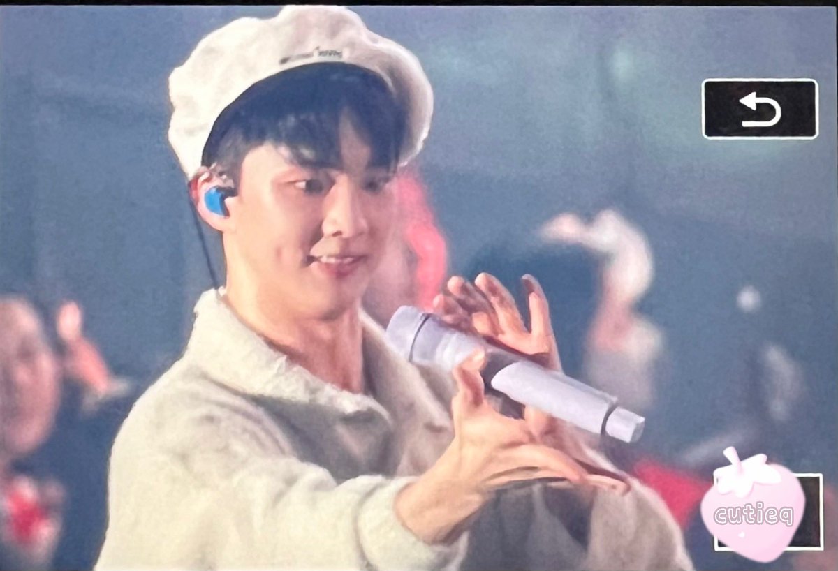 Qururimin's tweet photo. 231202 제너레이션 앙콘
가위바위보✌🏻🖐🏻
#THEBOYZ #더보이즈 #Q #큐 #지창민 https://t.co/R9Y6OqLKld