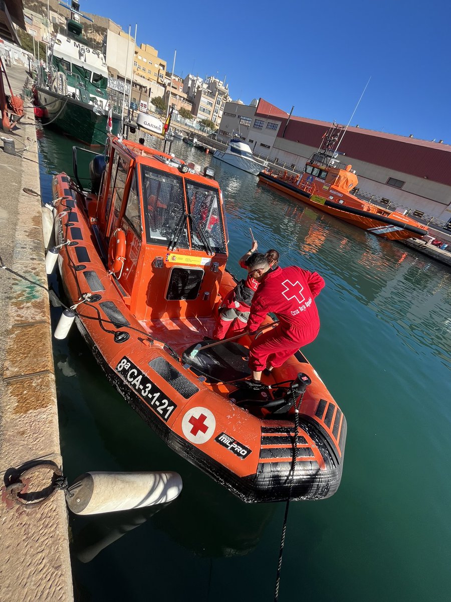 CruzRojaRMurcia's tweet photo. Mañana de familiarizarse con la embarcación. La formación continuada de nuestros voluntari@s es fundamental para garantizar una respuesta eficaz.
El mantenimiento y cuidado,  parte de la labor de las tripulaciones voluntarias 
#voluntariado 
#formación
@112rmurcia 
@salvamentogob https://t.co/cPeUDIDvTQ