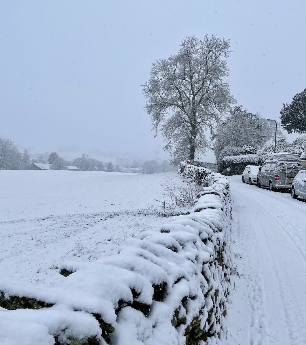 The snow has arrived in Lake District! Please take care on the roads❄️
⛰️ Check the @LakesWeather Weatherline
🧭Map and compass (and know how to use them) 
🧤 Hat and gloves (and a warm drink!)
🥾Microspikes over boots
📲 A fully charged phone
#BeAdventureSmart #SummitSafely