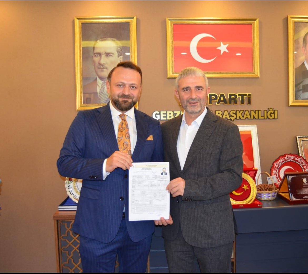 SelimMalkoc's tweet photo. 31 Mart 2024 tarihinde yapılacak Mahalli İdareler seçimi Aday Adayı başvuru belgelerimi ilçe başkanımız Recep Kaya’ya teslim ederek resmi başvurumu gerçekleştirmiştir bulunmaktayım. 
Aday Adaylarımıza çıkmış oldukları bu kutlu yolda başarılar dilerim.
#AkPartiGebzeSahada https://t.co/w0Sx9GjDEg