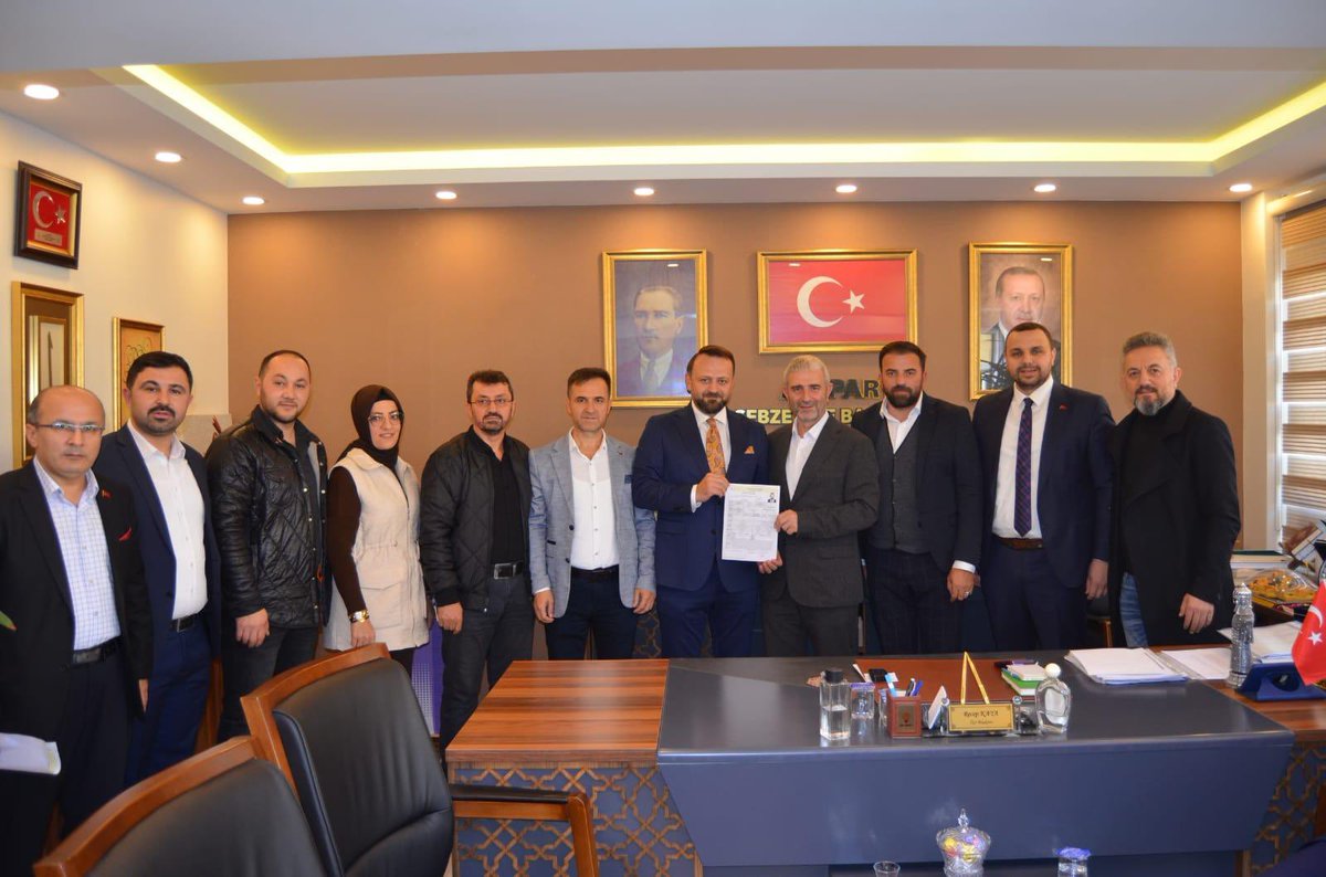 SelimMalkoc's tweet photo. 31 Mart 2024 tarihinde yapılacak Mahalli İdareler seçimi Aday Adayı başvuru belgelerimi ilçe başkanımız Recep Kaya’ya teslim ederek resmi başvurumu gerçekleştirmiştir bulunmaktayım. 
Aday Adaylarımıza çıkmış oldukları bu kutlu yolda başarılar dilerim.
#AkPartiGebzeSahada https://t.co/w0Sx9GjDEg