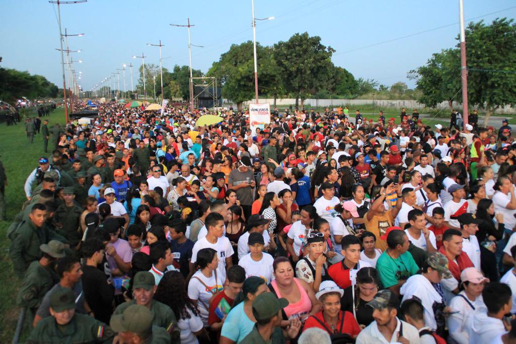 dhernandezlarez's tweet photo. El pueblo de Venezuela listo para ejercier sus derechos políticos. Todos los centros tomados y todas las máquinas electorales instaladas ! 
La suerte está echada ! 
Aquí si hay soberanía !

#AbracemosElEsequibo https://t.co/gyu1omx89Z