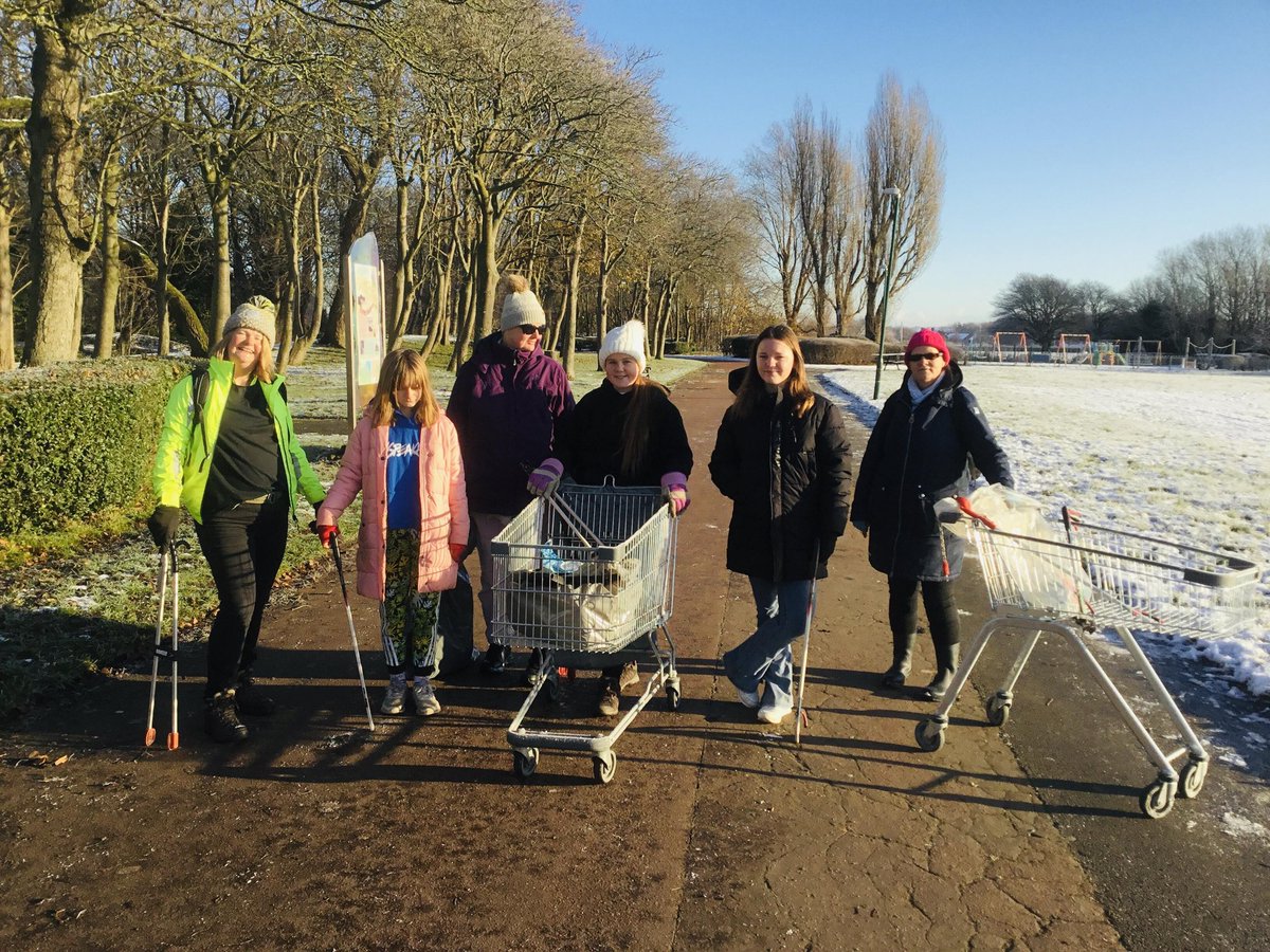 We dug deep to find the litter today and didn't let the snow put us off 💪 💪
We had a good snowball fight ❄️ 
We spotted tree creepers, fieldfares and our local parakeets 🦜🐦 😁
#lovewhereyoulive #litter #keepbritaintidy