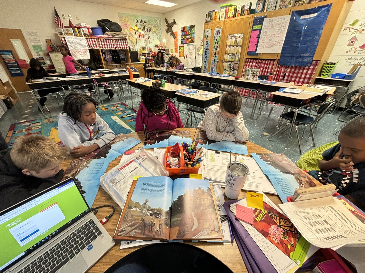 leonard_vickie's tweet photo. We love our shared reading groups. We even had guest helpers from Ola High School to lead some groups this week.
#TRE_HCS
#Titanstrong
#BuildingPowerfulReadersandWritersHCS
#timberridge_HCS
@ELA_HCS https://t.co/rW5p6nB0uy