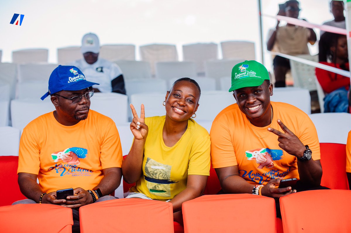 akezanet's tweet photo. 🔴🏀 #BestOfBurundi vs #BestOfRwanda 

En collaboration avec l’ @UEauBurundi , la  @laFEBABU accueille ce Samedi 2 Décembre 2023, un grand match de basketball qui oppose une sélection des meilleurs joueurs du championnat rwandais à celle du Burundi, soit de la #VivaBasketballLeague.

L’UEauBurundi va utiliser les différents moments de ce match pour passer des messages de sensibilisation pour la lutte contre les violences faites aux femmes et aux filles. C’est toujours dans le cadre de la Campagne des 16 jours d’activisme en cours depuis le 25 Novembre 2023.

Le match se tient au terrain de département, en @MairieBuja. Zoom dans les tribunes: De grandes personnalités portant des T-Shirts de couleur orange, des Banderoles et pancartes véhiculant des messages de sensibilisation contre les #VBGs.

À suivre….

#lesbeautesdecheznous #akezanet #femmes #leadership #Burundi