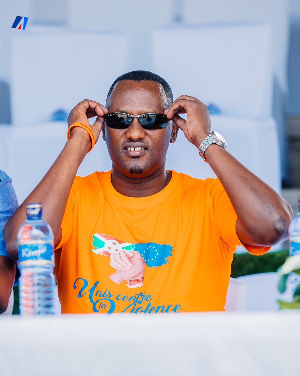 akezanet's tweet photo. 🔴🏀 #BestOfBurundi vs #BestOfRwanda 

En collaboration avec l’ @UEauBurundi , la  @laFEBABU accueille ce Samedi 2 Décembre 2023, un grand match de basketball qui oppose une sélection des meilleurs joueurs du championnat rwandais à celle du Burundi, soit de la #VivaBasketballLeague.

L’UEauBurundi va utiliser les différents moments de ce match pour passer des messages de sensibilisation pour la lutte contre les violences faites aux femmes et aux filles. C’est toujours dans le cadre de la Campagne des 16 jours d’activisme en cours depuis le 25 Novembre 2023.

Le match se tient au terrain de département, en @MairieBuja. Zoom dans les tribunes: De grandes personnalités portant des T-Shirts de couleur orange, des Banderoles et pancartes véhiculant des messages de sensibilisation contre les #VBGs.

À suivre….

#lesbeautesdecheznous #akezanet #femmes #leadership #Burundi