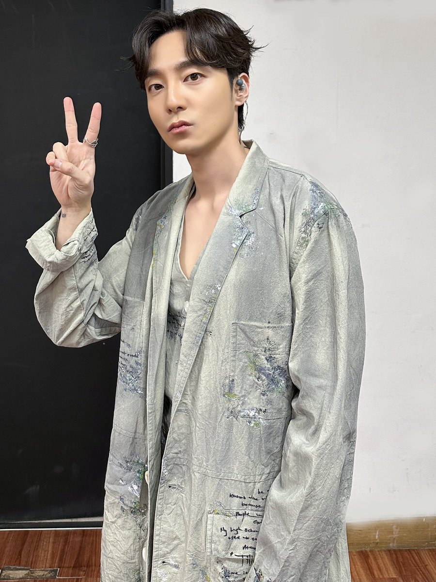 official_roykim's tweet photo. [📸]

2023 로이킴 콘서트 <ROY NOTE> DAY2

첫 번째 공연에 이어서 오늘도 힘차게 함께 달려준 
여러분들 덕분에 둘째 날도 무사히 완료✌🏻
내일도 추우니까 따뜻하게 입고 마지막까지 즐기는 거 잊지 마세요🤙🏻💛

#로이킴 #ROYKIM
#로이노트 #ROYNOTE https://t.co/os2UC3XvgV