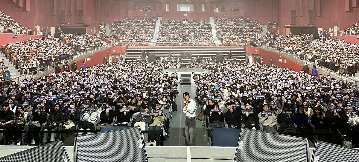 official_roykim's tweet photo. [📸]

2023 로이킴 콘서트 <ROY NOTE> DAY2

첫 번째 공연에 이어서 오늘도 힘차게 함께 달려준 
여러분들 덕분에 둘째 날도 무사히 완료✌🏻
내일도 추우니까 따뜻하게 입고 마지막까지 즐기는 거 잊지 마세요🤙🏻💛

#로이킴 #ROYKIM
#로이노트 #ROYNOTE https://t.co/os2UC3XvgV