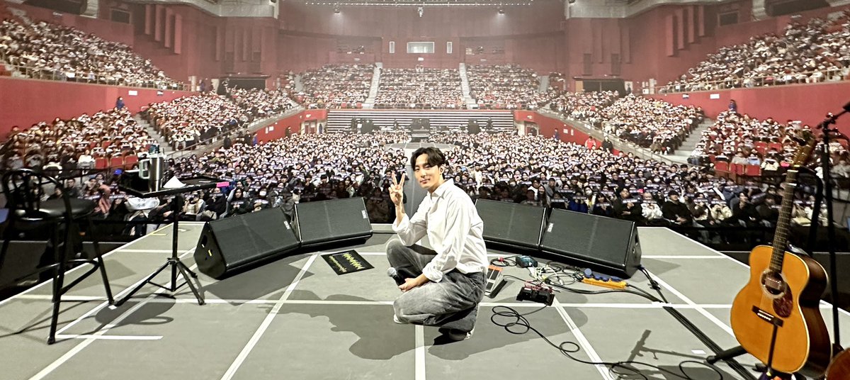 official_roykim's tweet photo. [📸]

2023 로이킴 콘서트 <ROY NOTE> DAY2

첫 번째 공연에 이어서 오늘도 힘차게 함께 달려준 
여러분들 덕분에 둘째 날도 무사히 완료✌🏻
내일도 추우니까 따뜻하게 입고 마지막까지 즐기는 거 잊지 마세요🤙🏻💛

#로이킴 #ROYKIM
#로이노트 #ROYNOTE https://t.co/os2UC3XvgV