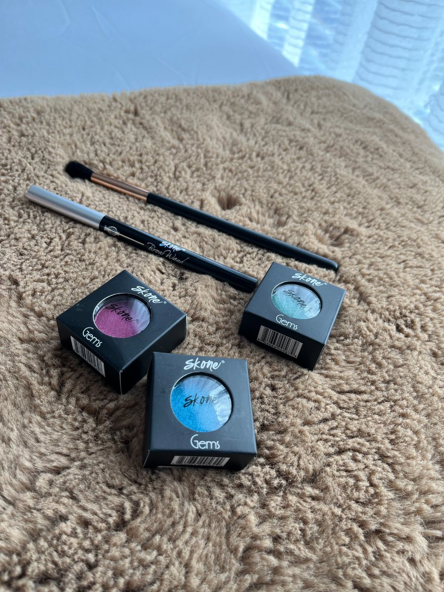 SKONEcosmetics's tweet image. Ever scroll through your feed and spot a product you NEED? Enter Skone Cosmetics:

✨ Gems Eyeshadow (shade: strawberries, candles, and romance)
✨ Brow wand and
✨ Blending brush

Try them now!

#makeupcollection #makeupartist #makeuplover #crueltyfreemakeup #skonecosmetics