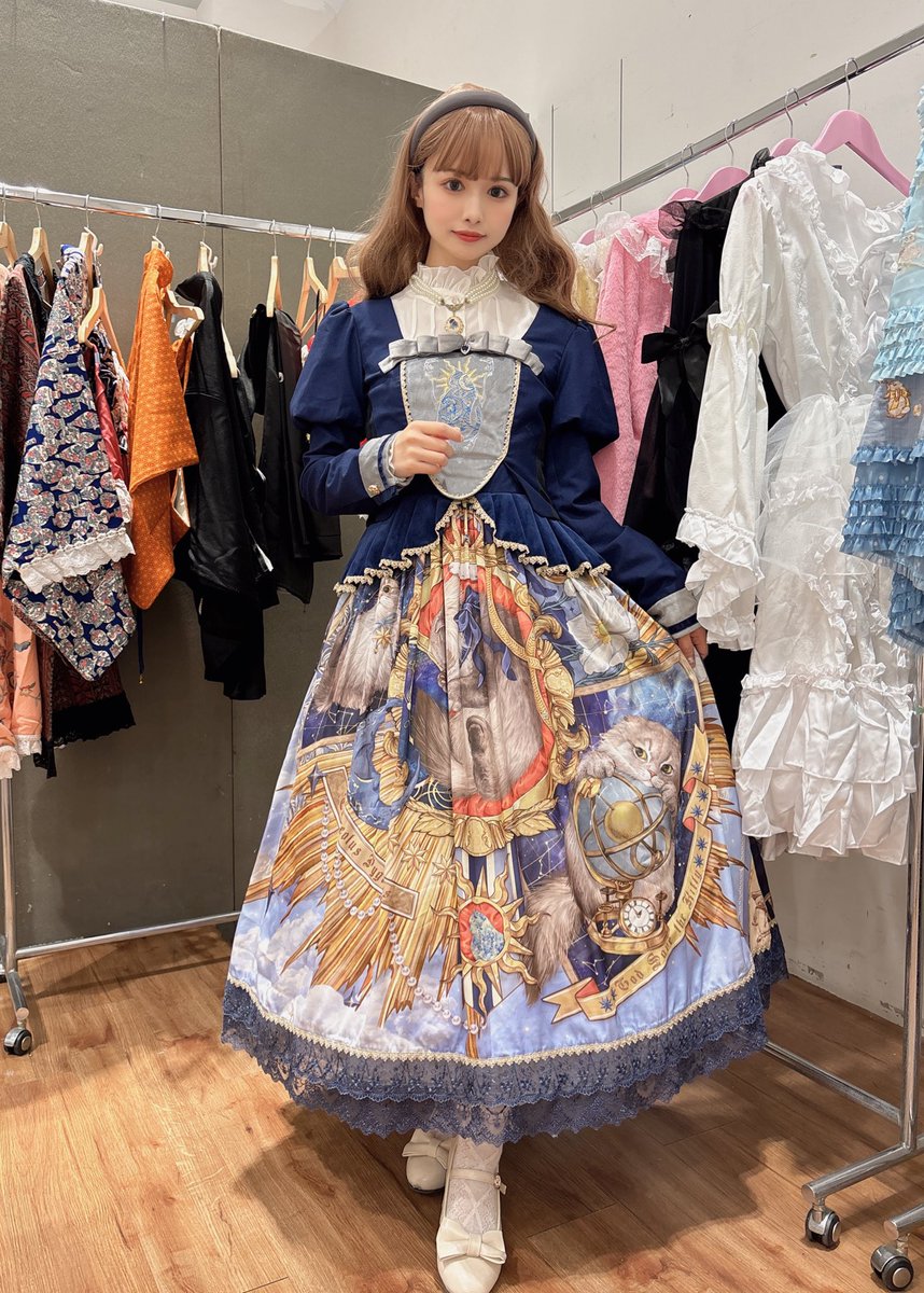 Mayukawaiidoll's tweet photo. CAPREOLUS PYGARGUS @MiracoloTokyo さん

勇者の旅3.0⚔️サンプルがいち早くお手に取ってみれちゃう @deco_parade ✨️

ベロアのジャケットが冒険に向かう勇敢な勇者姫のようなシルエットで素敵✨️
JSKのみも気高い町娘のような雰囲気になるよ🧺🌼

 #エペティス着レポ https://t.co/ZcVDFWQj91