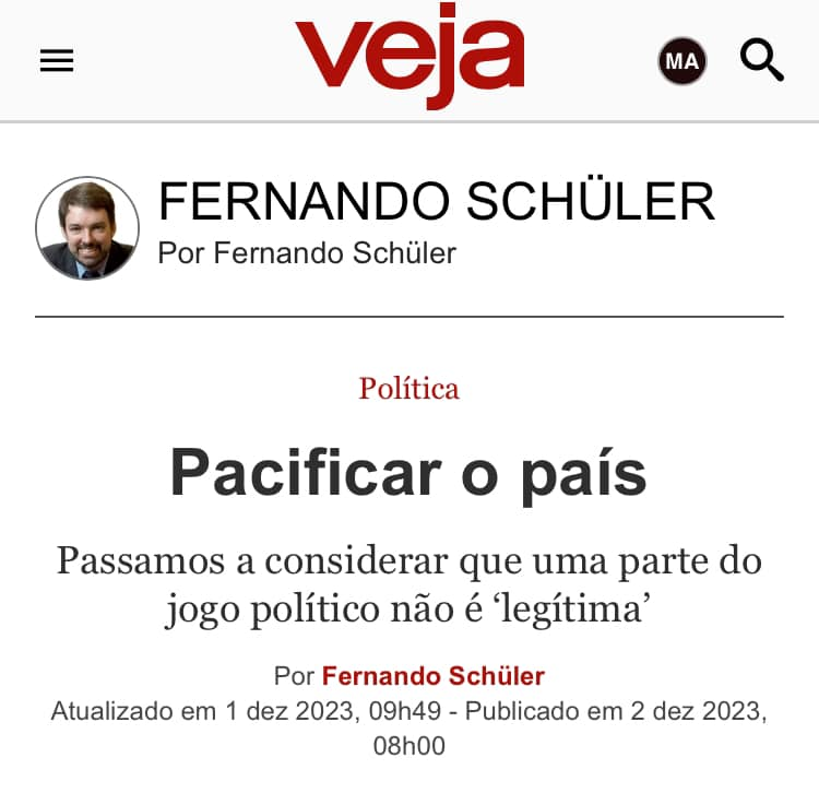 mauad_joao's tweet photo. São artigos como este, do FERNANDO SCHULER⁩, que me fazem ainda ter uma nesga de esperança para o Brasil. Tenho certeza de que, no futuro, a história fará justiça aos verdadeiros defensores da liberdade e, vá lá, da democracia. Saberá diferenciá-los dos abutres que enchem a boca para falar em seus nomes enquanto as sabotam dia e noite…. 
Obrigado, Fernando! 🙏
*****************

“Passou mal 33 vezes”, diz o irmão. Naquela manhã seca de Brasília, lá pelas 10 horas, no banho de sol da Papuda, não resistiu. Seu nome era Cleriston Pereira da Cunha, o “Clezão”. Esperou por atendimento por mais de meia hora. E se foi. No início de setembro, o Ministério Público já tinha dado parecer favorável à soltura. Ninguém deu bola. Desde o começo do ano já havia laudo dizendo que corria risco de vida. Ninguém deu bola. Depois, mais pedidos da defesa. Nada. O sujeito ficou lá, réu primário, sem antecedentes, sem julgamento, sem ter a quem recorrer. Indo e vindo da enfermaria da Papuda. No fim, perdeu. O “paizão”, na intimidade da família. Alguma indignação, de um lado; silêncio, do outro. Vala comum da nossa polarização política. Para boa parte da imprensa, nem sequer tinha nome. Era mais um desta nova categoria de brasileiros entre aspas: o “bolsonarista”. E por aí basicamente se encerra a questão.

Sua morte não foi um “acidente de percurso”, como escutei, por aí. Ele estava sob a guarda do Estado, quadro de saúde grave, pedidos de soltura sem resposta. Fatalidade nenhuma, portanto. Mas isso é apenas parte do problema. Aquelas pessoas que invadiram prédios em Brasília não têm foro por prerrogativa de função. Deveriam ser julgadas em primeira instância. Se suas ações naquele domingo foram feitas em conexão com parlamentares, que dispõem de foro, o que pode ter ocorrido, em certos casos, não eram nem de longe ações relacionadas ao “exercício do mandato”. Aquelas pessoas cometeram crimes. Invadiram, depredarem. Sua conduta deve ser individualizada (o que cada um fez, onde estava, quais as provas) e elas devem ser julgadas, com técnica, isenção, devido processo. Se alguém achar que havia um golpe de Estado sendo dado ali, não há problema. De que maneira se define um “golpe”? Havia algum plano de tomada do poder ou apenas um bando de gente correndo e fazendo arruaça? Havia uma força armada, ou apenas uma turba desordenada, tirando selfies, quebrando o que havia pela frente? Há alguma diferença entre dar um golpe e invadir um prédio, danificando objetos de arte e assaltando um caixa eletrônico? Talvez não exista. O mundo da política é feito dessa linha tênue entre o fato e a narrativa. Mas o mundo jurídico, quem sabe, não deveria funcionar assim.

Daria para ir longe nesse tema. Não é o caso. De algum modo fomos nos transformando em um país do experimentalismo jurídico. A turma não tem “foro privilegiado”? O.k., mas vê lá se há uma interpretação… É proibido censura prévia? O.k., mas e se for uma exceção, ou quem sabe dois ou três anos de exceções? Tem que respeitar a imunidade parlamentar? Será mesmo? O pano de fundo conceitual todos conhecem: a “salvação da democracia”. Em nome dessa ideia se fez de tudo, desde editar o debate eleitoral, punir quem questionava, ainda que educadamente, nosso sistema de votação, até cassar passaportes e bloquear contas bancárias de jornalistas. Ainda agora escutei essa ideia no debate sobre a PEC votada no Senado, proibindo decisões monocráticas, no Supremo, suspendendo leis aprovadas pelo Congresso. “O Supremo salvou a democracia”, escutei, de uma alta autoridade. Dada essa interpretação, com o tempo transformada em um “fato”, em muitos círculos, o Congresso não teria autoridade, ou algo nessa linha, para aprovar aquela emenda à Constituição. Quem sabe o Congresso também não poderia votar uma PEC alternando o instituto da reeleição, ou o tempo dos mandados executivos, ou mesmo a sistemática das medidas provisórias. Teríamos, quem sabe, atingido o ápice de nossa nova democracia: a de um legislativo incapaz de legislar, e um poder fundamentalmente autônomo e sem supervisão externa, na República, capaz de regular a si mesmo, legislar (sobre o aborto? política de drogas?), definir políticas públicas e flexibilizar direitos individuais claramente protegidos pela Constituição.

A pergunta crucial: para onde exatamente isso irá nos levar? Pergunta a ser feita a quem tem a responsabilidade de liderar o país. O professor Kevin Vallier, em seu ótimo Trust in a Polarized Age, mostrou como, em sociedades ultrapolarizadas, a confiança na Justiça e nas instituições cumpre um papel essencial. “O que mantém uma sociedade unida”, diz ele, “é a opinião e logo a atitude das pessoas em relação às regras legais e políticas”. Ele está dizendo o seguinte: as pessoas irão aprender a lidar com a fratura, a divergência de ideias, a guerra política. Irão se adaptar aos tempos de cólera em que vivemos, dada a revolução tecnológica, o efeito tribal das redes e tudo que conhecemos. O não aceitável é trapaça. O truque com as regras do jogo. Isto é, serem tratadas com iniquidade. Dois pesos e duas medidas. A lógica “Você perdeu. Que pena. Tenha mais sorte da próxima vez”. Isso é especialmente crucial em um país como o Brasil, com seu baixo índice de confiança interpessoal (última posição na pesquisa global Ipsos 2023, entre trinta países de referência). O professor Vallier recupera um velho ensinamento de Adam Smith, em sua Teoria dos Sentimentos Morais. “As sociedades podem perfeitamente sobreviver sem a beneficência”, escreveu, “mas sem a justiça com certeza serão destruídas”. Smith e Vallier estão distantes por mais de dois séculos, mas o que ambos chamavam de ���justiça” é, no fundo, muito parecido. Em uma síntese, uma base de direitos iguais. A imparcialidade nos procedimentos (procedural fairness) e na conduta dos juízes. Há muitas coisas nesse pacote. Não inventar crimes que não existem em lei; não apagar direitos claramente garantidos pela Constituição? Prestar atenção quando um laudo diz “risco de morte”?

A lista é grande. E talvez bastante exigente. Desde há alguns anos, passamos a considerar que uma parte do jogo político não era exatamente “legítima”. A própria ideia da democracia, por definição um patrimônio comum, foi capturada por um setor da sociedade. Seja como instrumento retórico, seja ajustando prerrogativas legais. Nossa melhor chance, como sociedade, é dar um passo atrás. Desarmar o esboço de estado de exceção, que se criou no centro do poder; renunciar ao controle de opinião; retomar o cuidado com os ritos e garantias legais. E aceitar, de uma vez por todas, que a sociedade é diversa, que há visões de mundo distintas, na política, nos valores éticos, na sensibilidade estética. E que, neste universo fraturado, ou é o direito, ou a guerra.

A desconfiança surda em relação às instituições pode agradar a muita gente, seja brincando de xerife, seja berrando em alguma rede social. Mas é péssimo para a vida republicana. É por aí que aquela morte na Papuda, que já quase esquecemos, pode nos dar algum sinal. Sinal de que fomos escorregando, que talvez tenhamos já nos acostumado com a morte irrelevante. E isso não pode ser assim.”