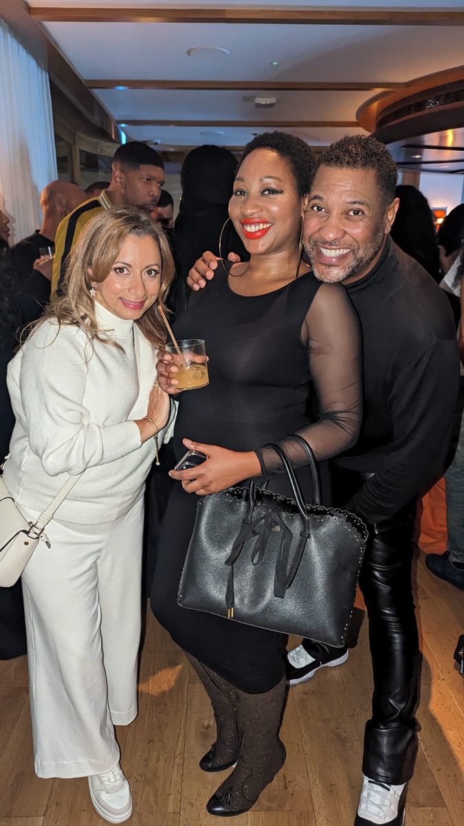 TheRealMzWalker's tweet photo. Happy Birthday @RichardPascoe 👑👑👑
Ageing like find wine! These pics are at least 15 years apart! @jasminedotiwala 🥰🥰🥰🥰🥰 https://t.co/CfXDWqx2p6
