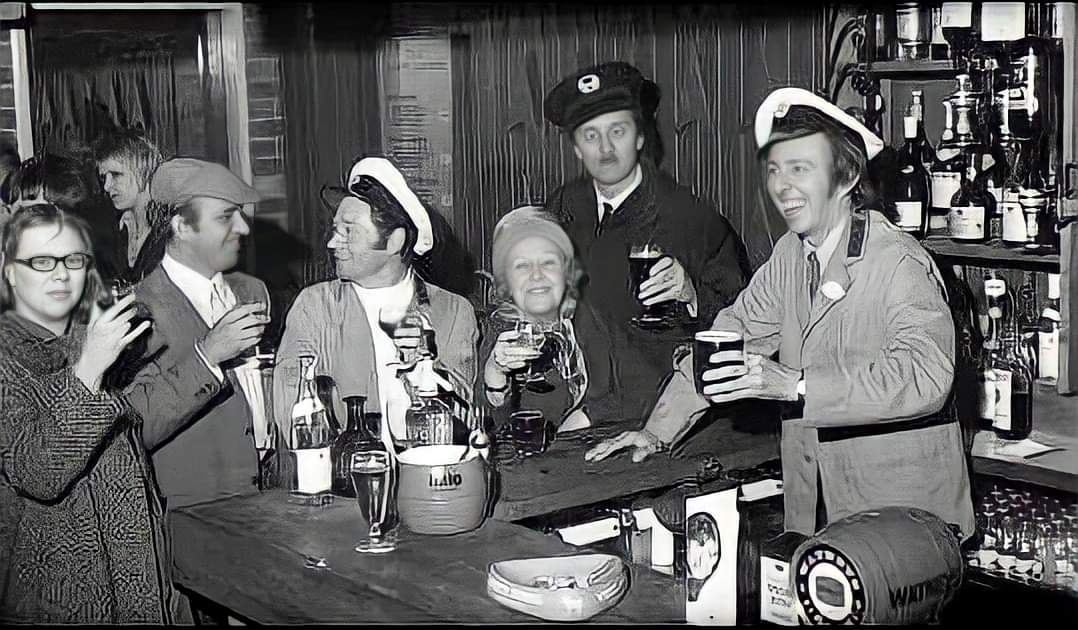NewWaveAndPunk's tweet photo. So, I'm just going down Streatham on the bus, so, if you're in The Crown...🍻
As always, stay safe and well, and I'll catch yous tomorrow. 
📸unknown. https://t.co/tIC2afOLH4