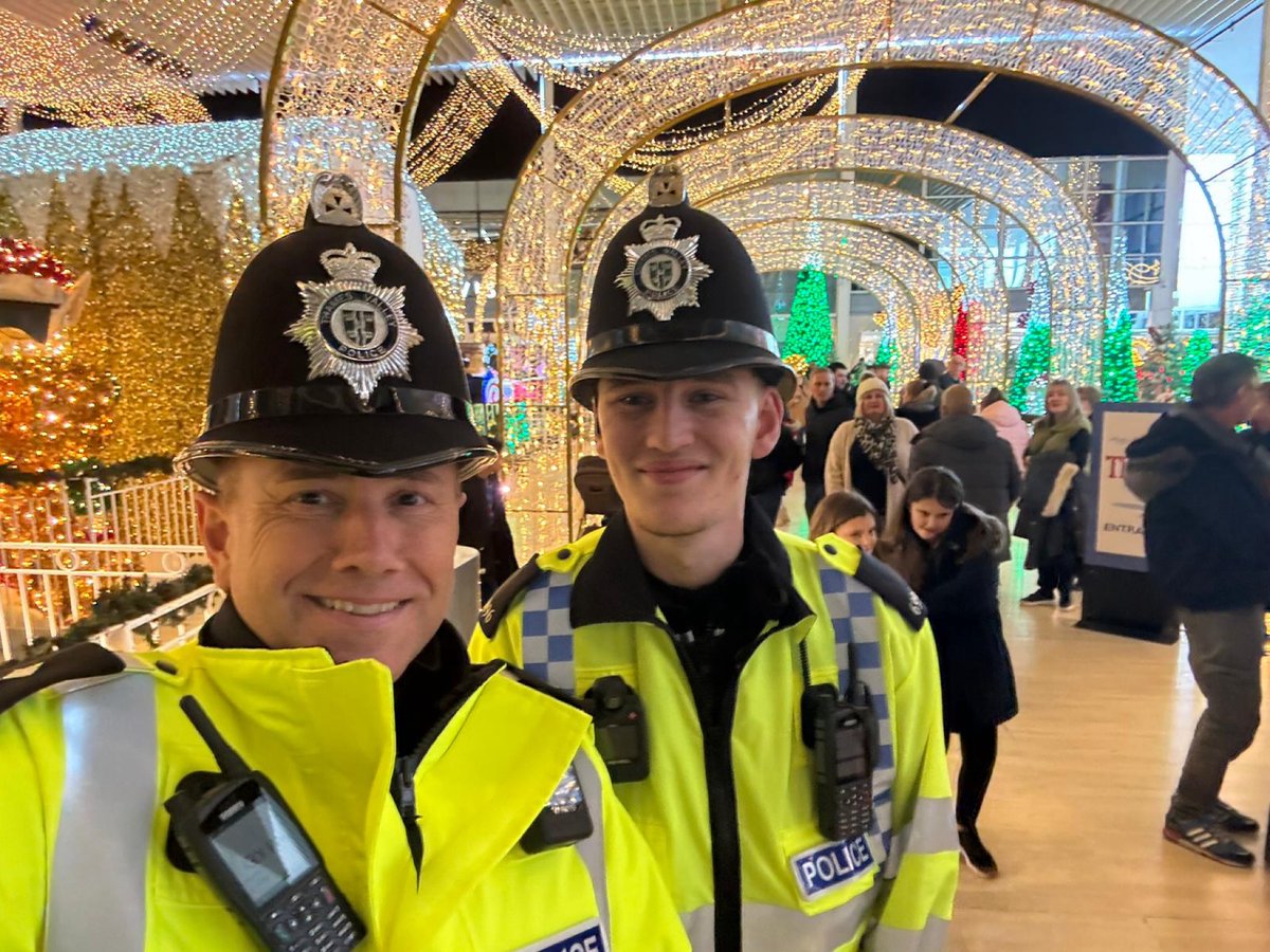 tvp_mk's tweet photo. If you see our officers whilst you are Christmas Shopping come and say hi 👋. Officers are patrolling to keep you safe. We are working with security partners to prevent and detect crime as the footfall increases during the festive period 🧑🎄🌲 #ICR5 #PS7663 https://t.co/If8bTUf8JL