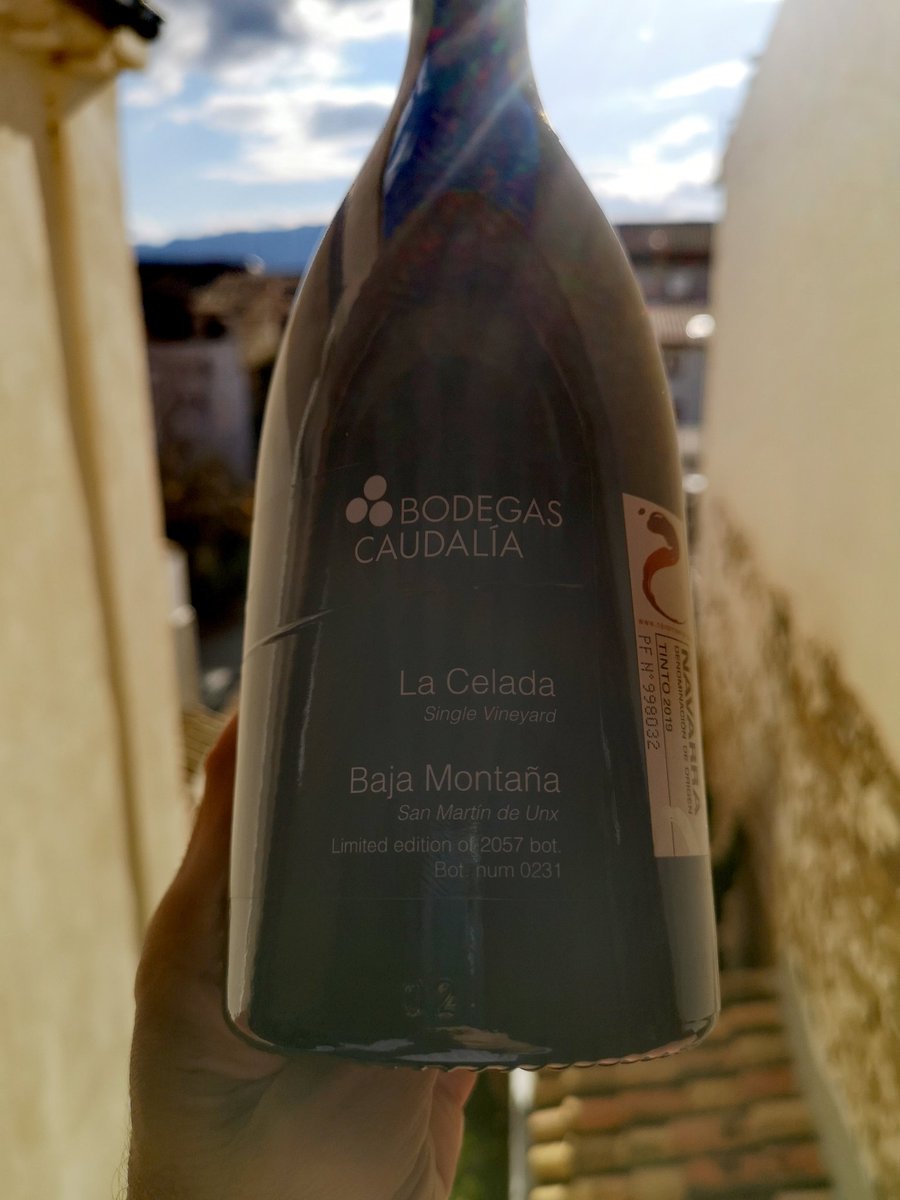 Maravilloso Syrah de Bodegas <a href="/caudalia/">Bodegas Caudalia</a> aprovechando que sale el sol. Cualquier excusa es buena 😜
