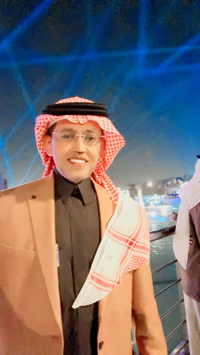 كنه يقول لكل خفاق ملول 
ان ماصنعت المجد ماحد يصنعك
لو تكثر العدوان وتصول وتجول
ماحركت بك حاجه ولا تجزعك
ولا توجعك حاجه في هالكون عرض وطول
ياكود دمعات اليتامى توجعك
ياضحكة الدهشة ونظرات الذهول
ياسعد عيني يوم اشوفك واسمعك ❤️
جميل القلب والروح واللسان في أحدث ظهور ❤️
<a href="/AzizbagBag/">عبدالعزيز أحمد بغلف🇸🇦</a>