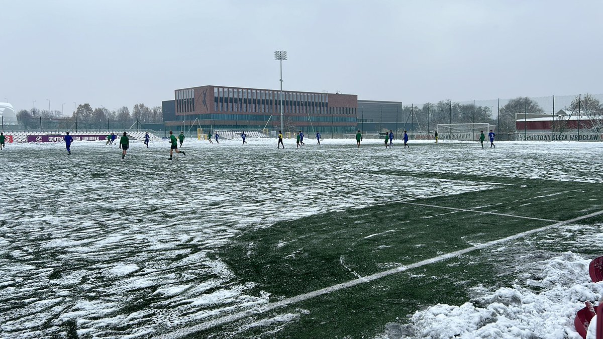 benh77lm's tweet photo. This would be called off in the UK. Wroclaw, Poland #whatsnow? https://t.co/LrJdHax8Dy