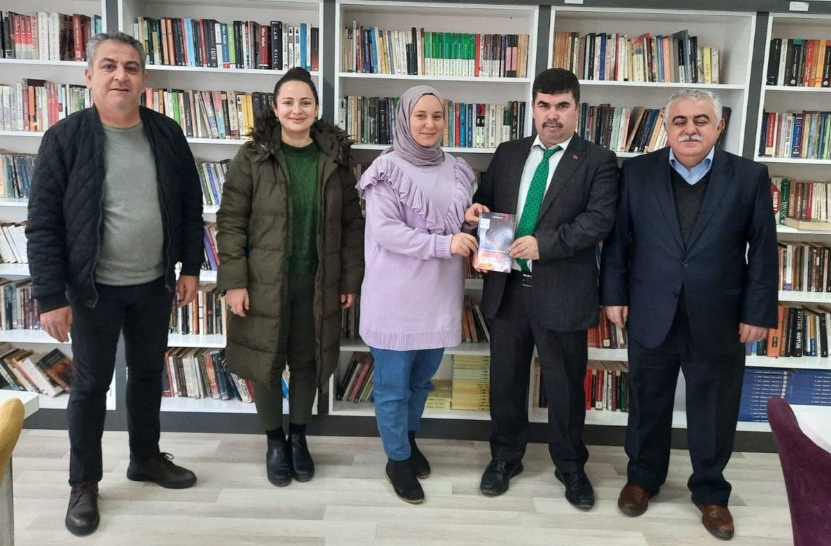 KaleKitapOkuyor's tweet photo. Kale  Ortaokulu Müdürümüz ismail Esgin ve Mustafa Şipar Anadolu Lisesi Pansiyonu Müdür Yardımcısı 
#KalekitapOKUyorzincirimize dahil oldu.En güzel hediye kitaptır. 
@ArgeDenizli 
@emre_caliskan
@YTEMEL3 
@ismail_kilinc 
@KaleDenizli 
@AnadoluSipar 
@aysekaplan2010 
@sinemkacmaz https://t.co/Q0hM2HjlVC