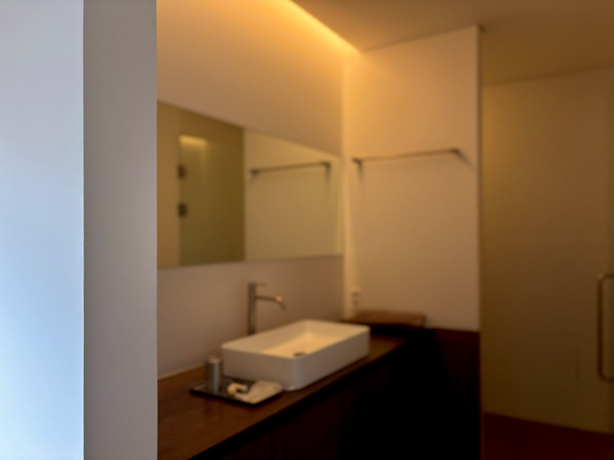 양평 아틴마루.컨테이너로 지어진 캐빈.작은 사각공간안에 정말 따뜻하고 필요한 것들로만 밀도있게 채워져있다.맘에 무거운 소음이 차거나,나만의 고립를 원할때 가면 맑고 투명한 회복을 얻어 나올수 있는 곳.숲과 빛이 넘나드는 큰 창과 연한 음악소리.정갈한 침구와 숲의 풀향을 담은 욕실.좋았다.