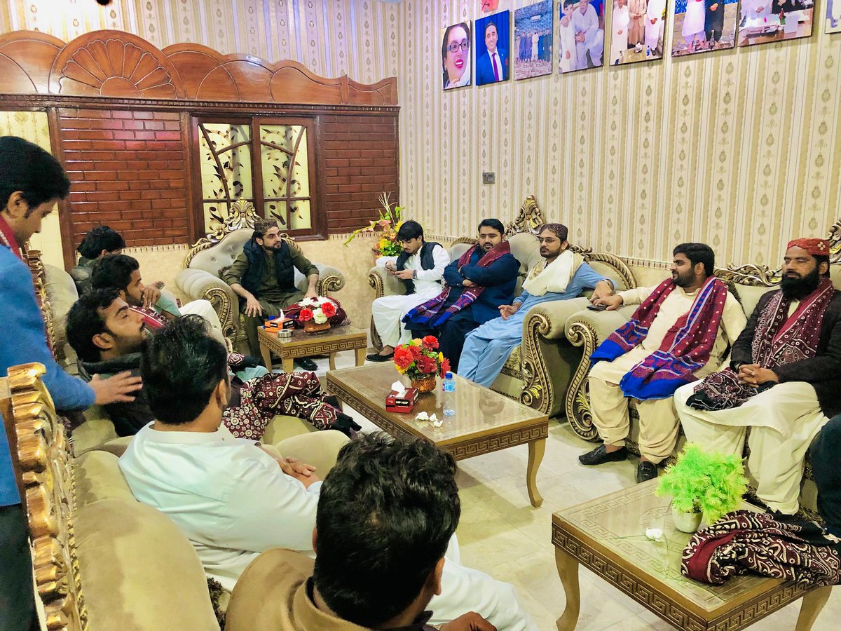 psfmansoor's tweet photo. کل رات کو کندکوٹ میں ڈویزنل پریزیڈنٹ رضا مراد چاچڑ کے پاس رات کا کھانا کھایا اور وہاں کے یوتھ اور سپاف کے دوستوں کے ساتھ سیاسی اور سماجی گفتگو بھی ہوئی۔
بہت شکریہ میرے بھائی رضا مراد چاچڑ https://t.co/GAQQslmvpK