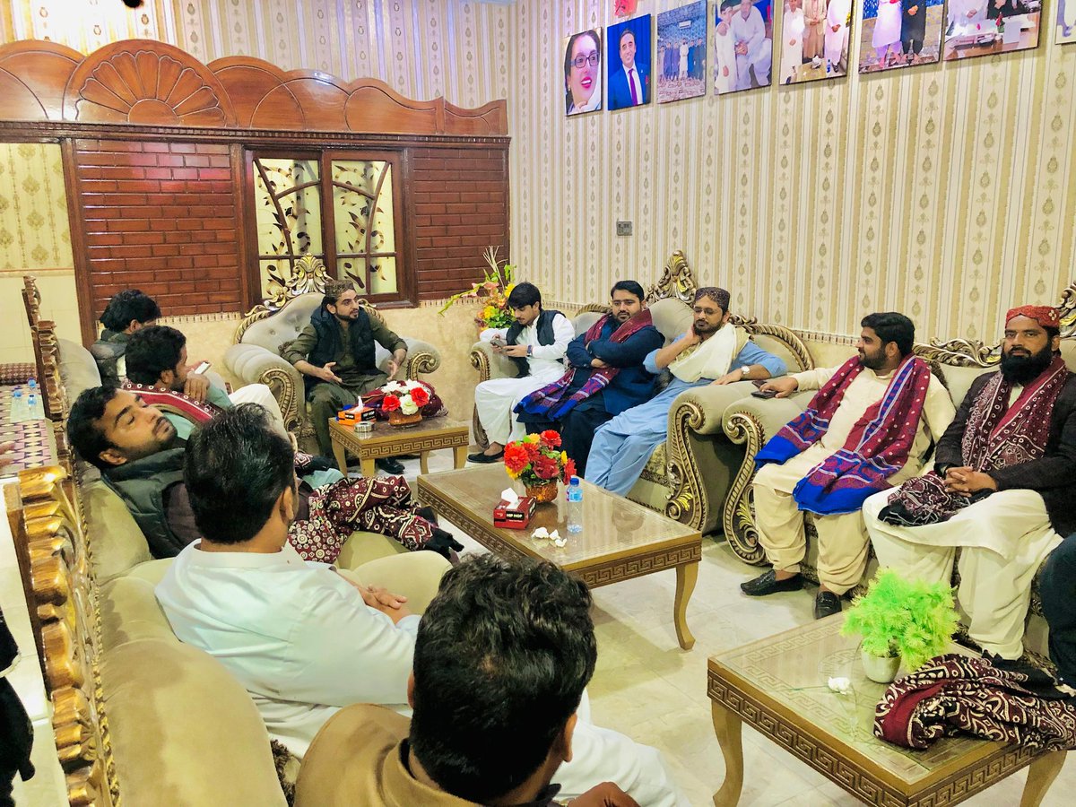psfmansoor's tweet photo. کل رات کو کندکوٹ میں ڈویزنل پریزیڈنٹ رضا مراد چاچڑ کے پاس رات کا کھانا کھایا اور وہاں کے یوتھ اور سپاف کے دوستوں کے ساتھ سیاسی اور سماجی گفتگو بھی ہوئی۔
بہت شکریہ میرے بھائی رضا مراد چاچڑ https://t.co/GAQQslmvpK