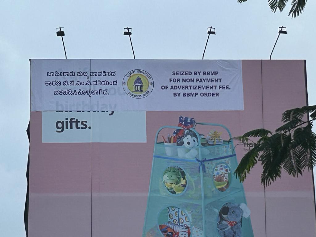 Sudarshn_chakra's tweet image. ಬಿಬಿಎಂಪಿ ವ್ಯಾಪ್ತಿಯ ಹೆಬ್ಬಾಳದ ಮೇಲುಸೇತುವೆ ಸುತ್ತಮುತ್ತಲು ಅಳವಡಿಸಿದ್ದ ಜಾಹೀರಾತು ಫಲಕಗಳನ್ನು, ಪಾಲಿಕೆಗೆ ಜಾಹೀರಾತು ಶುಲ್ಕ ಪಾವತಿಸದ ಕಾರಣ  ತೆರವುಗೊಳಿಸಲಾಗಿದೆ. 
#BBMPCares
@BBMPCOMM @BBMPAdmn