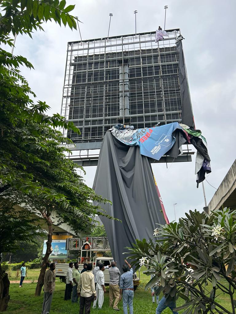 Sudarshn_chakra's tweet image. ಬಿಬಿಎಂಪಿ ವ್ಯಾಪ್ತಿಯ ಹೆಬ್ಬಾಳದ ಮೇಲುಸೇತುವೆ ಸುತ್ತಮುತ್ತಲು ಅಳವಡಿಸಿದ್ದ ಜಾಹೀರಾತು ಫಲಕಗಳನ್ನು, ಪಾಲಿಕೆಗೆ ಜಾಹೀರಾತು ಶುಲ್ಕ ಪಾವತಿಸದ ಕಾರಣ  ತೆರವುಗೊಳಿಸಲಾಗಿದೆ. 
#BBMPCares
@BBMPCOMM @BBMPAdmn