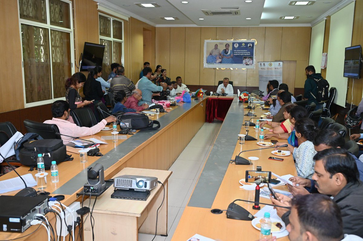 RLR_BTM's tweet photo. ಅತಿವೇಗದ ವಾಹನ ಚಾಲನೆ ಮತ್ತು ಅದರಿಂದ ಉಂಟಾಗುವ ಅಪಾಯಗಳ ಬಗ್ಗೆ ಜನತೆಯಲ್ಲಿ ಜಾಗೃತಿ ಮೂಡಿಸಲು ಕರ್ನಾಟಕ ರಾಜ್ಯದಾದ್ಯಂತ ದೂರದರ್ಶನ, ರೇಡಿಯೋ, ಸಿನಿಮಾ ಥಿಯೇಟರ್‌ಗಳು, ಹೋರ್ಡಿಂಗ್‌ಗಳು ಮತ್ತು ಪತ್ರಿಕೆಗಳಲ್ಲಿ ಕೈಗೊಂಡಿರುವ ಸಮೂಹ ಮಾಧ್ಯಮ ಅಭಿಯಾನವನ್ನು ಉದ್ಘಾಟಿಸಿದೆ. 

ಜಾಗತಿಕ ರಸ್ತೆ ಸುರಕ್ಷತೆಗಾಗಿ @BloombergDotOrg ಇನಿಷಿಯೇಟೀವ್ ಫಾರ್ ಗ್ಲೋಬಲ್ ರೋಡ್ ಸೇಫ್ಟಿ ಅಡಿಯಲ್ಲಿ @VitalStrat ತಾಂತ್ರಿಕ ಬೆಂಬಲದೊಂದಿಗೆ ಅಭಿಯಾನವನ್ನು ಅಭಿವೃದ್ಧಿಪಡಿಸಲಾಗಿದೆ. 

ಬೆಂ. ಗ್ರಾಮಾಂತರ ಪೊಲೀಸ್ ವರಿಷ್ಠಾಧಿಕಾರಿ ಶ್ರೀ ಮಲ್ಲಿಕಾರ್ಜುನ್ ಬಾಲದಂಡಿ, ಕರ್ನಾಟಕ ರಾಜ್ಯ ರಸ್ತೆ ಸುರಕ್ಷತಾ ಪ್ರಾಧಿಕಾರದ ಅಪಾರ ಆಯುಕ್ತ ಶ್ರೀ ಪುರುಷೋತ್ತಮ್, ವಿಶ್ವ ಆರೋಗ್ಯ ಸಂಸ್ಥೆಯ ಬೆಂಗಳೂರು ಪ್ರತಿನಿಧಿ ಡಾ. ಗೋಪಿನಾಥ್ ಮತ್ತು ಇತರರು ಉಪಸ್ಥಿತರಿದ್ದರು. 

Launched a mass media campaign today on television, radio, cinema theatres, hoardings and newspapers across Karnataka state to educate people of the dangers of Speeding. 

The campaign urges people to slow down and follow speed limits while driving. 

#RamalingaReddy #Karnataka #DriveSlow #RoadSafety