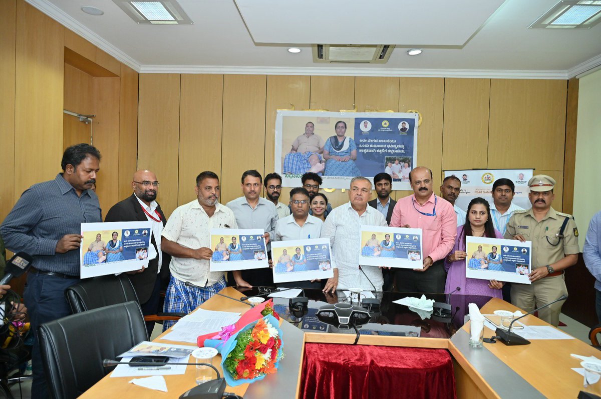 RLR_BTM's tweet photo. ಅತಿವೇಗದ ವಾಹನ ಚಾಲನೆ ಮತ್ತು ಅದರಿಂದ ಉಂಟಾಗುವ ಅಪಾಯಗಳ ಬಗ್ಗೆ ಜನತೆಯಲ್ಲಿ ಜಾಗೃತಿ ಮೂಡಿಸಲು ಕರ್ನಾಟಕ ರಾಜ್ಯದಾದ್ಯಂತ ದೂರದರ್ಶನ, ರೇಡಿಯೋ, ಸಿನಿಮಾ ಥಿಯೇಟರ್‌ಗಳು, ಹೋರ್ಡಿಂಗ್‌ಗಳು ಮತ್ತು ಪತ್ರಿಕೆಗಳಲ್ಲಿ ಕೈಗೊಂಡಿರುವ ಸಮೂಹ ಮಾಧ್ಯಮ ಅಭಿಯಾನವನ್ನು ಉದ್ಘಾಟಿಸಿದೆ. 

ಜಾಗತಿಕ ರಸ್ತೆ ಸುರಕ್ಷತೆಗಾಗಿ @BloombergDotOrg ಇನಿಷಿಯೇಟೀವ್ ಫಾರ್ ಗ್ಲೋಬಲ್ ರೋಡ್ ಸೇಫ್ಟಿ ಅಡಿಯಲ್ಲಿ @VitalStrat ತಾಂತ್ರಿಕ ಬೆಂಬಲದೊಂದಿಗೆ ಅಭಿಯಾನವನ್ನು ಅಭಿವೃದ್ಧಿಪಡಿಸಲಾಗಿದೆ. 

ಬೆಂ. ಗ್ರಾಮಾಂತರ ಪೊಲೀಸ್ ವರಿಷ್ಠಾಧಿಕಾರಿ ಶ್ರೀ ಮಲ್ಲಿಕಾರ್ಜುನ್ ಬಾಲದಂಡಿ, ಕರ್ನಾಟಕ ರಾಜ್ಯ ರಸ್ತೆ ಸುರಕ್ಷತಾ ಪ್ರಾಧಿಕಾರದ ಅಪಾರ ಆಯುಕ್ತ ಶ್ರೀ ಪುರುಷೋತ್ತಮ್, ವಿಶ್ವ ಆರೋಗ್ಯ ಸಂಸ್ಥೆಯ ಬೆಂಗಳೂರು ಪ್ರತಿನಿಧಿ ಡಾ. ಗೋಪಿನಾಥ್ ಮತ್ತು ಇತರರು ಉಪಸ್ಥಿತರಿದ್ದರು. 

Launched a mass media campaign today on television, radio, cinema theatres, hoardings and newspapers across Karnataka state to educate people of the dangers of Speeding. 

The campaign urges people to slow down and follow speed limits while driving. 

#RamalingaReddy #Karnataka #DriveSlow #RoadSafety